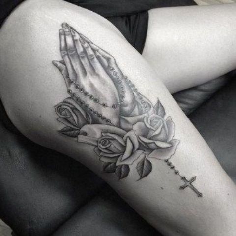 Tatuaggi di fede e croci Immagine di donna con mani in preghiera con rosario e rose