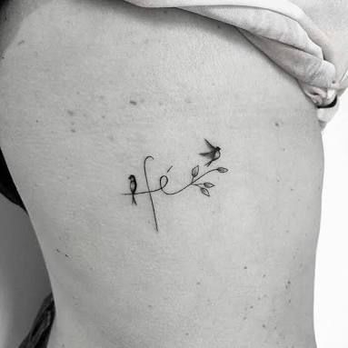 Tatuaggi Fede e Croce Parola di donna fede con uccelli sulle costole