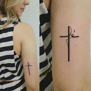 Tätowierungen des Glaubens und der Kreuze. Frauenwort „Glaube“ auf dem Arm