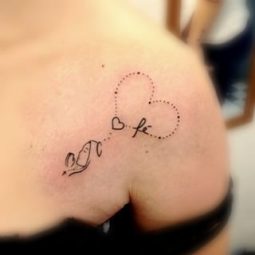 Tatuagens de Fé e Cruzes Mulher palavra fé imagem da virgem e coração com rosário