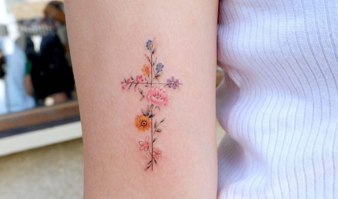 Tatuajes de Fe y Cruces Mujer pequena cruz delicada con flores