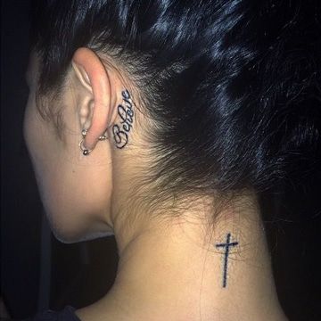 Tatuajes de Fe y Cruces Mujer pequena en cuello