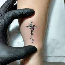 Piccoli tatuaggi fede e croce per donne sul polpaccio