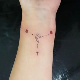 Tatuagens de Fé e Cruzes Rosário feminino tipo pulseira corações e imagem da virgem