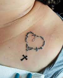 Tatuajes de Fe y Cruces Mujer rosario y cruz