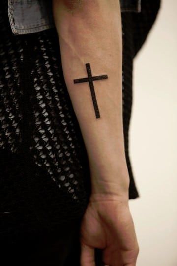 Glaubens- und Kreuz-Tattoos auf schwarzem Unterarm