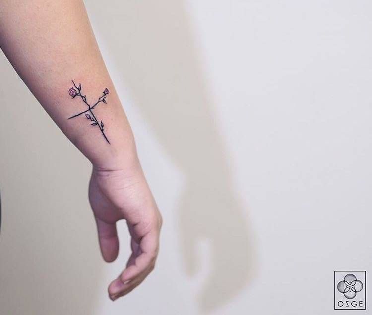 Tatuajes de Fe y Cruces en costado del antebrazo con rositas