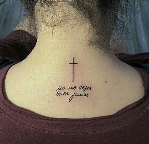 Tatuajes de Fe y Cruces en cuello con la inscripcion No me dejes Caer Jamas