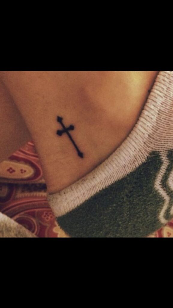 Tatuagens de fé e cruz na pequena cruz da panturrilha
