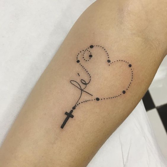Tatuagens de Fé e Cruzes rosário e a palavra fé no antebraço