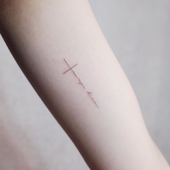 Tatuagens de Fé e Cruzes, linhas finas muito delicadas com pequenas inscrições