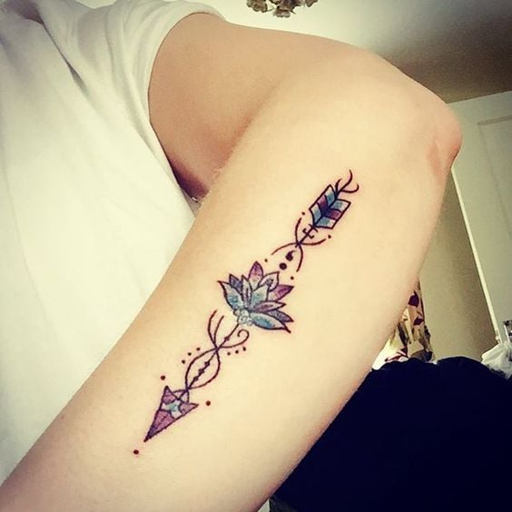 Tatuaggi freccia con fiore di loto 52