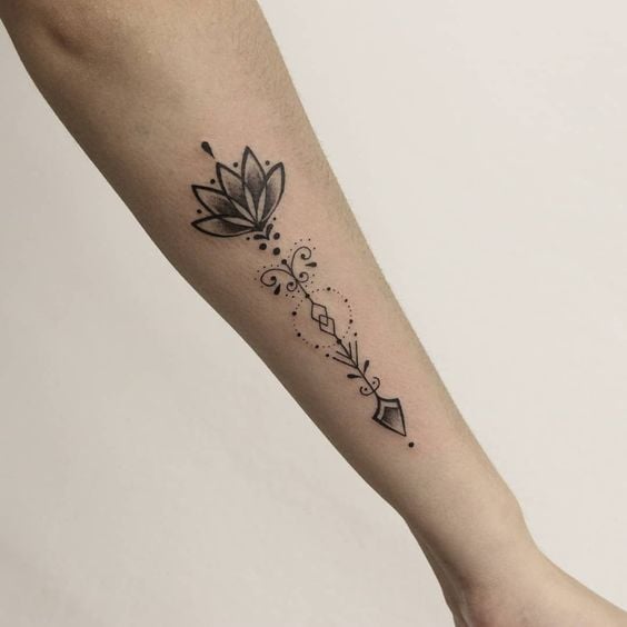 Tatuaggi freccia con fiore di loto 75