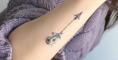 Tatuajes de Flechas delicada en antebrazo mujer con pluma 77