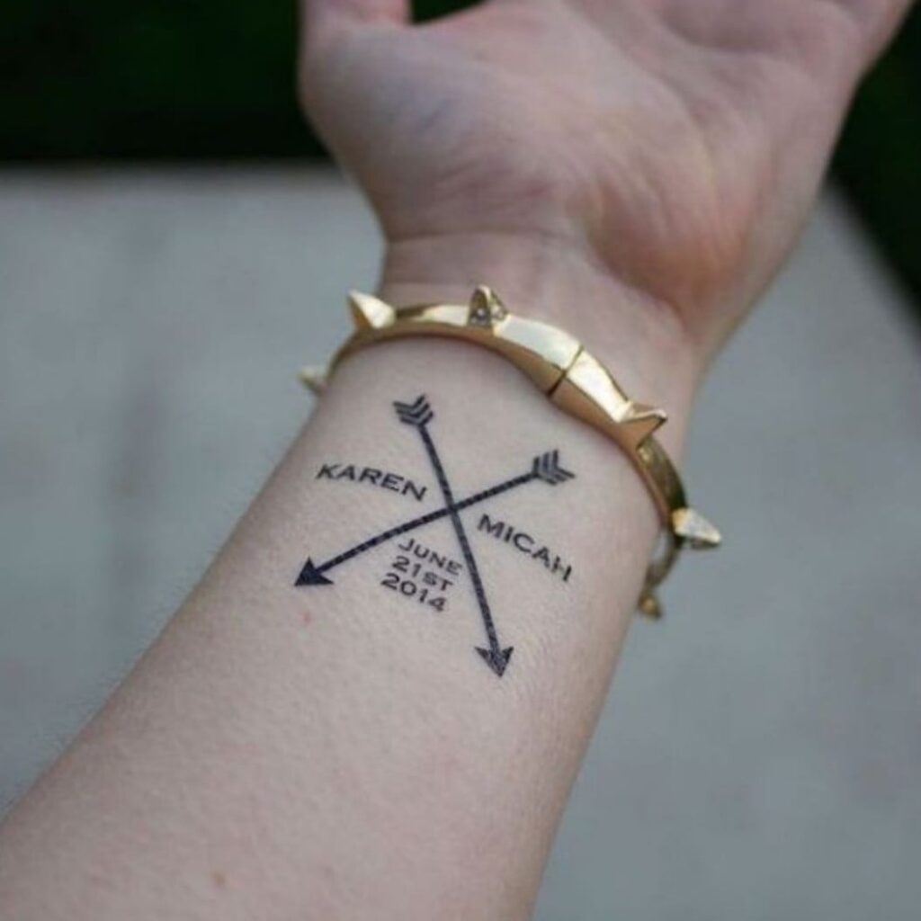 Pfeil-Tattoos, wenn gekreuzte Pfeile am Handgelenk mit zwei Namen KAREN UND MICAH 41