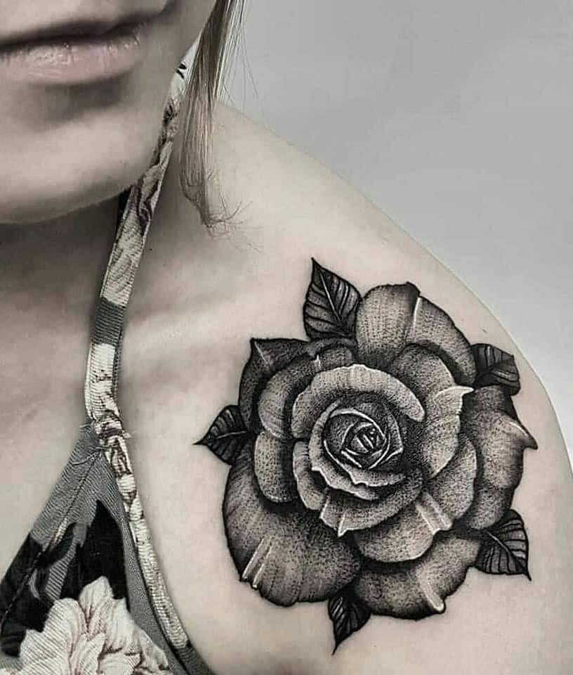 Modello di rosa di schizzo di tatuaggi di fiori neri sulla spalla