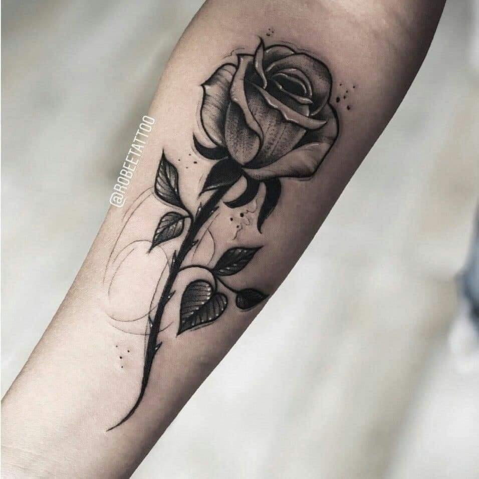 Tatuajes de Flores Negras Rosa Muy Definida con en antebrazo BlackWork
