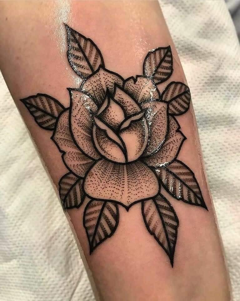 Tatuagens simétricas de flores negras no antebraço