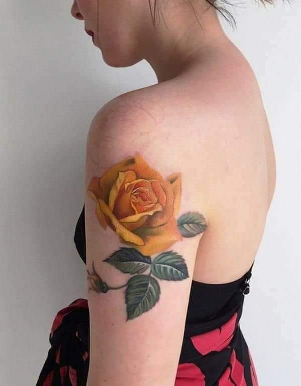 Grandi tatuaggi di fiori di rosa arancione giallo sul braccio