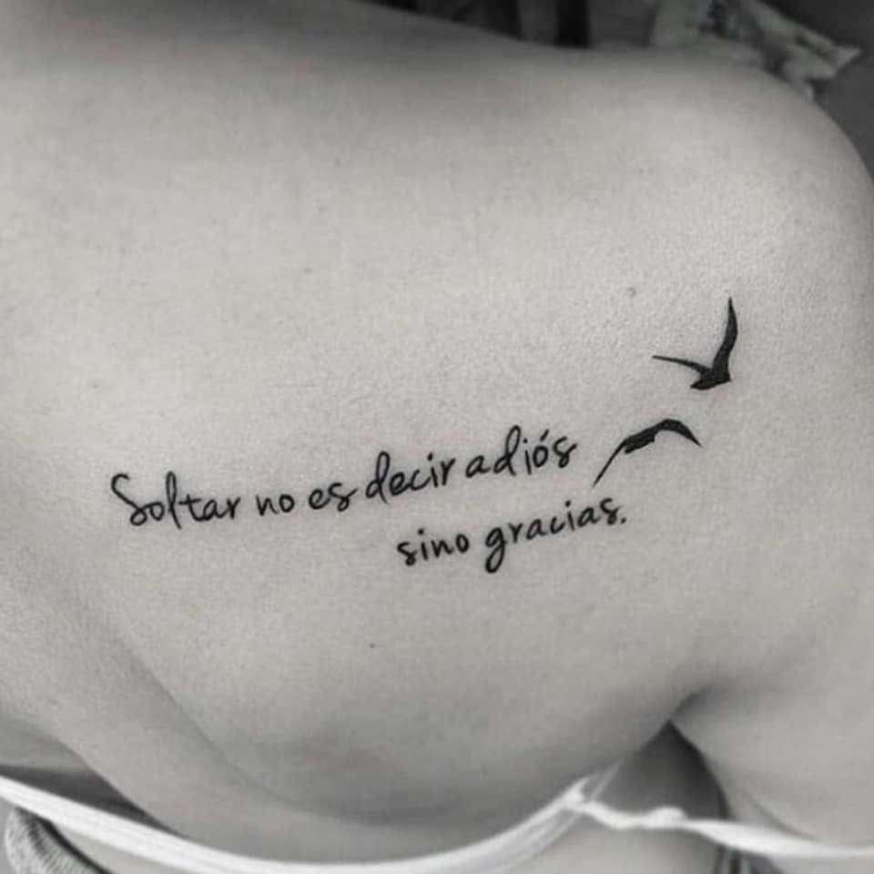 Tatuajes de Frases Soltar no es decir adios sino gracias