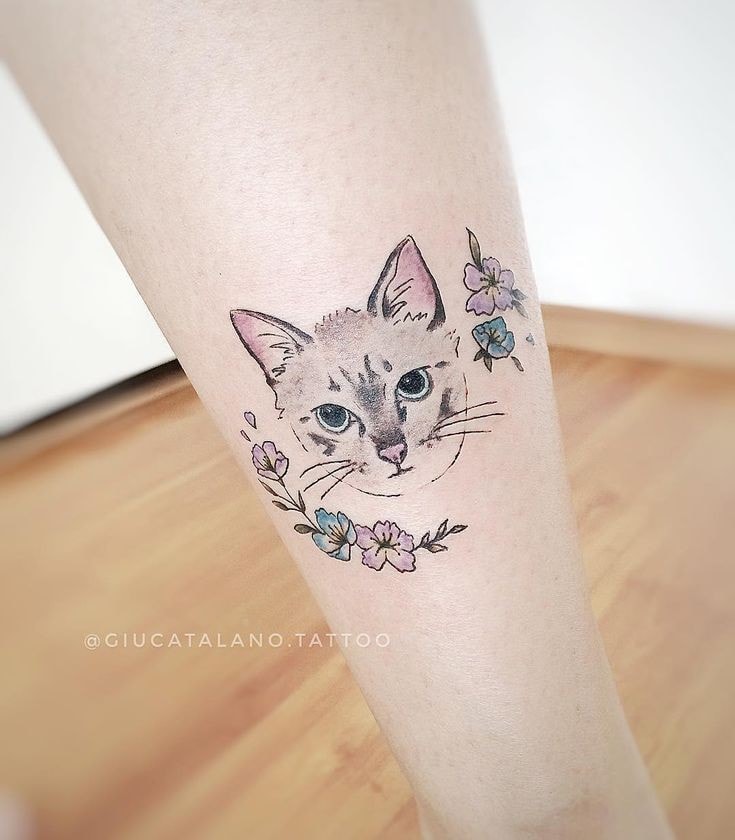 Tatuaggi di gattini Cuccioli con una faccia seria sul braccio con fiori 51