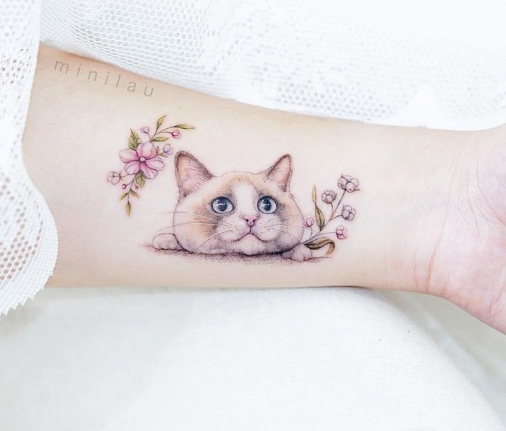 Tatuaggi di cuccioli di gattino con dettagli di ramoscelli sul polso 71