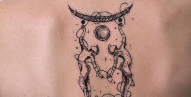 Tatuajes de Geminis Artistico con dos semi lunas y un astro y dos personas sosteniendola