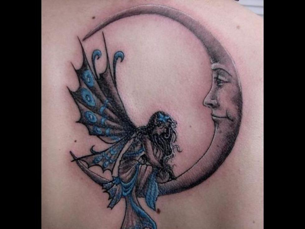 Tatuaggi della fata Ada con ali e luna blu e nere da pipistrello