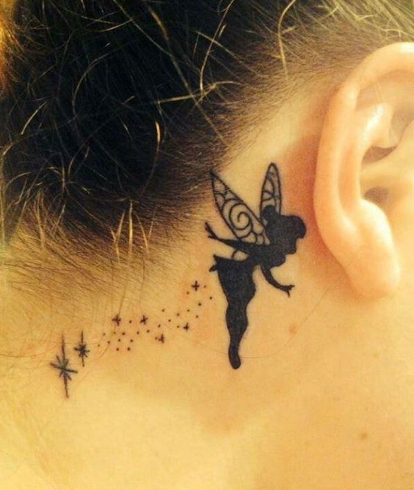Feen-Tattoos hinter dem Ohr mit Sternen und Flügeln