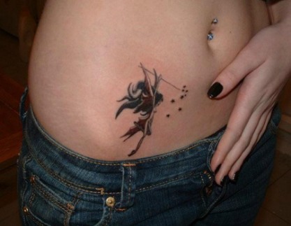 Feen-Tattoos auf dem Bauch mit Zauberstab und Sternen