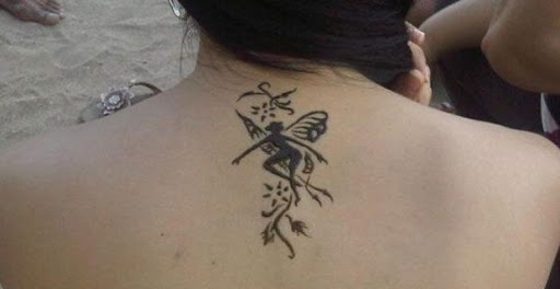 Feen-Tattoos in Schwarz unterhalb des Halses