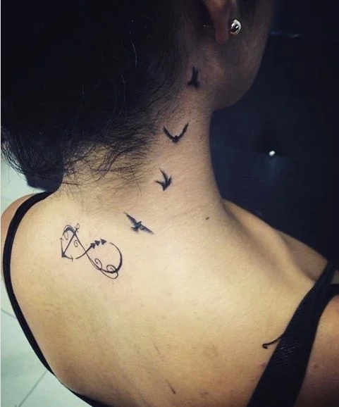 Tatuagens do infinito com âncora, flecha e pássaros no pescoço