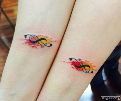 Tatuagens do infinito com fundo aquarela amarelo e vermelho e pontas de rosas em ambos os antebraços