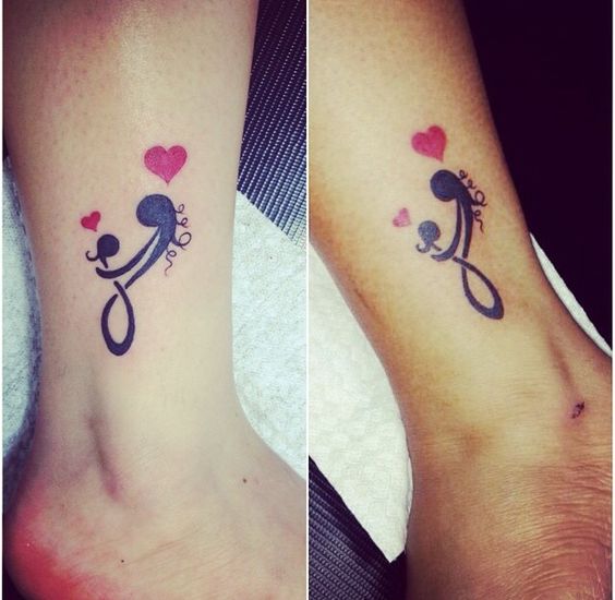 Tatuaggi infinito con un disegno semi-infinito di cuori che rappresentano l'abbraccio di una donna e una ragazza