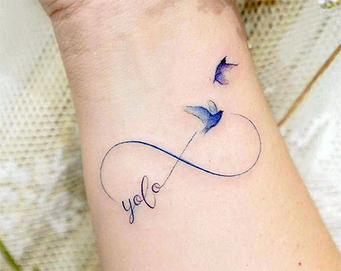 Tatuagens do infinito em azul com um nome no pulso com dois pássaros voando