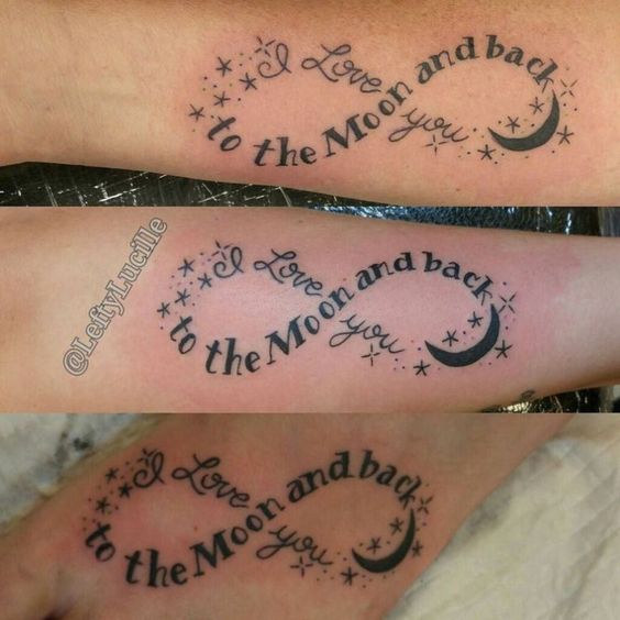Tatuajes de Infinito hecho con letras alrededor Love You y To The Moon and Back Te amo a la luna ida y vuelta