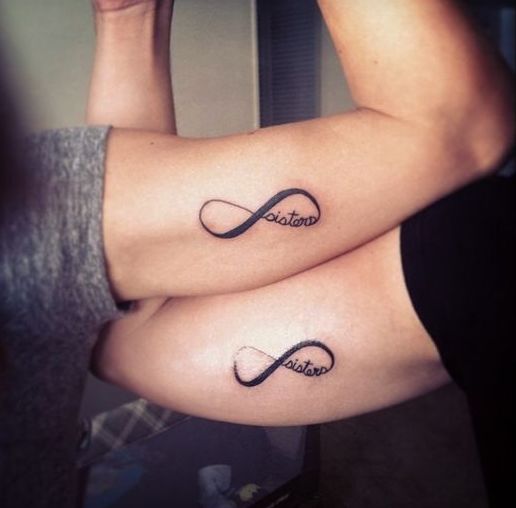Unendlichkeits-Tattoos für zwei Schwestern auf dem Arm und mit dem Wort Schwester Schwester