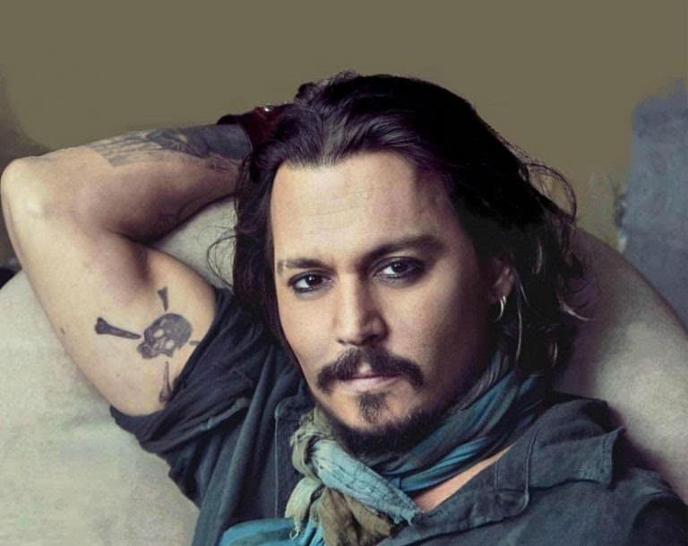 Johnny Depp Tattoos mit zwei Totenköpfen