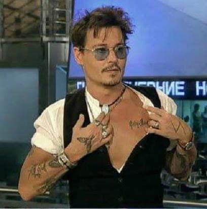Johnny Depp tatua em homenagem a sua filha Lily Rose Melody Depp