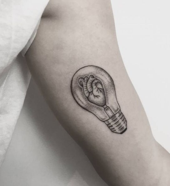 Tatuaggi con lampada a lampadina con cuore interno in nero