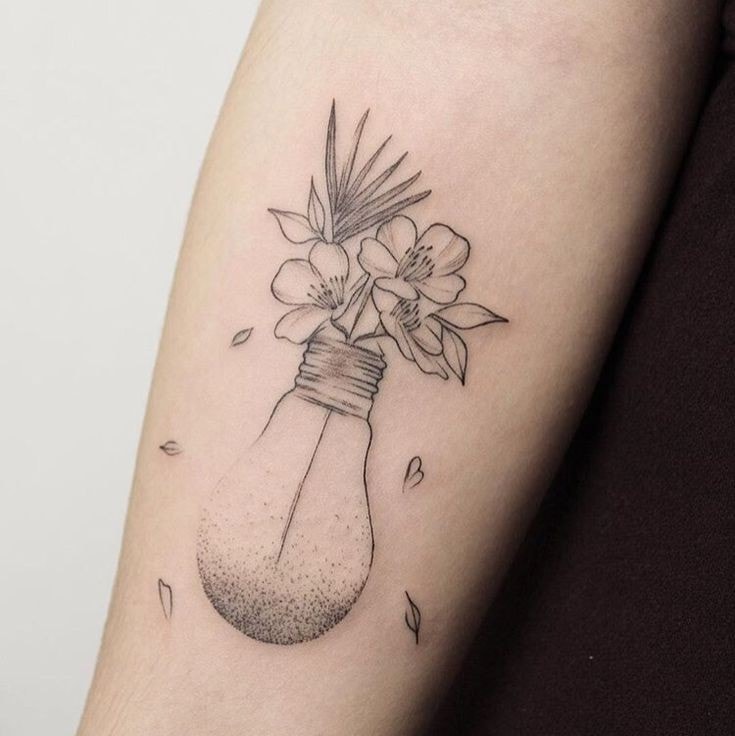 Tatuajes de Lampara Foco con flores en la rosca