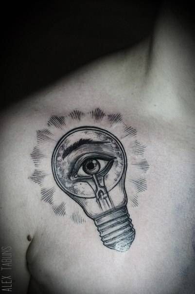 Focus Lamp-Tattoos mit einem großen Auge im Inneren