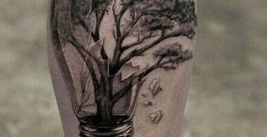 Tatuajes de Lampara Foco en pantorrila con arbol pajaros y raices 29