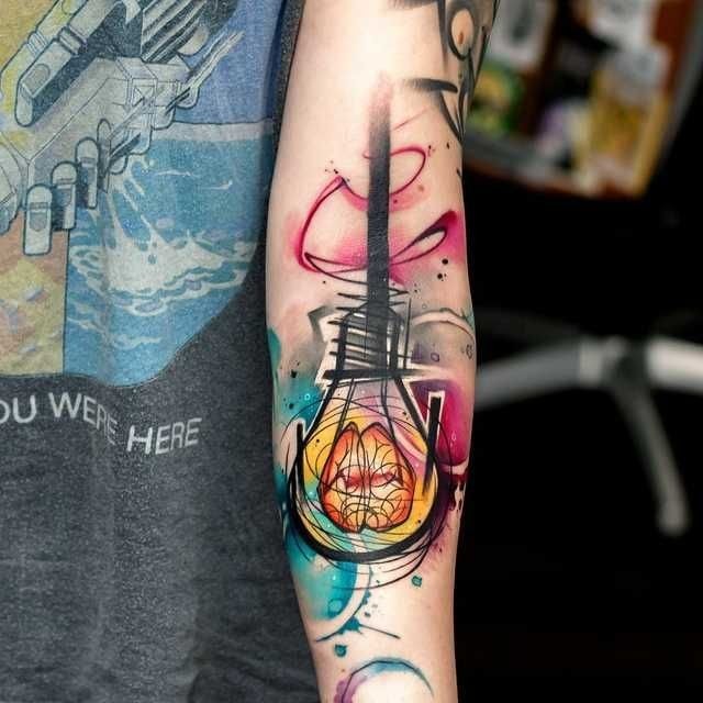Tatuaggi con lampadina invertita sul braccio con cervello all'interno