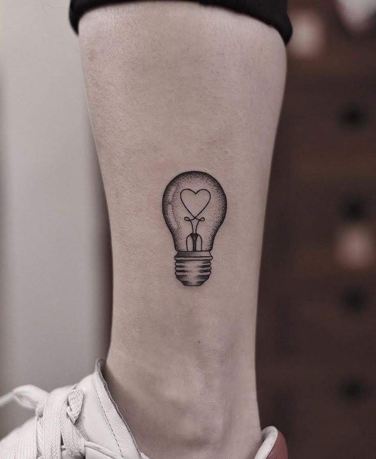 Tatuaggi con piccola lampada a lampadina con filamento a forma di cuore
