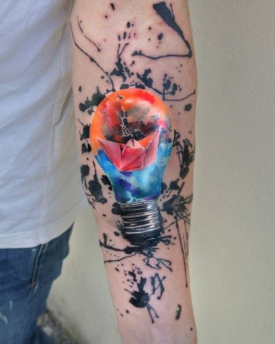 Tatuaggi con lampada faretto tipo acquerello con barchetta di carta all'interno