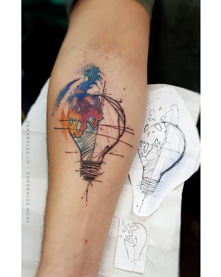 I tatuaggi della lampada Spotlight digitano tratti di disegno sul braccio