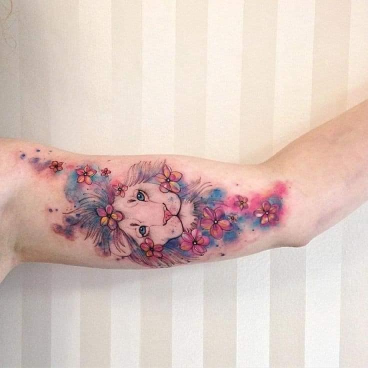 Tatuaggi di leoni con farfalle e fiori sul braccio