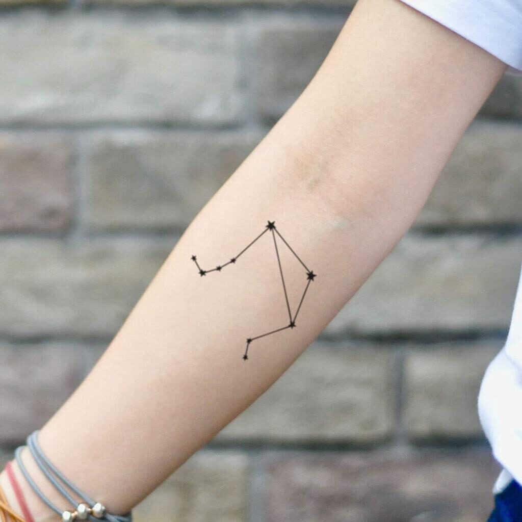 Tatuajes de Libra constelacion en antebrazo