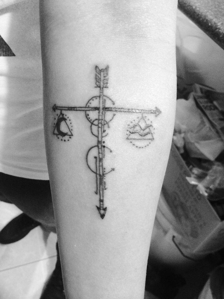 Tatuajes de Libra en cruz de flechas con luna y olas